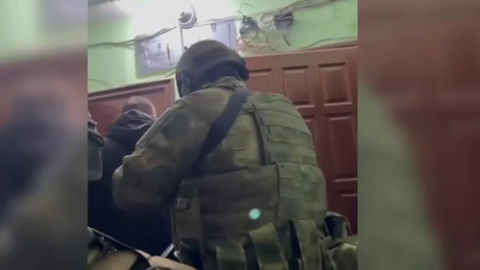 российские силовики вламываются в квартиру 61-летнего жителя Фороса